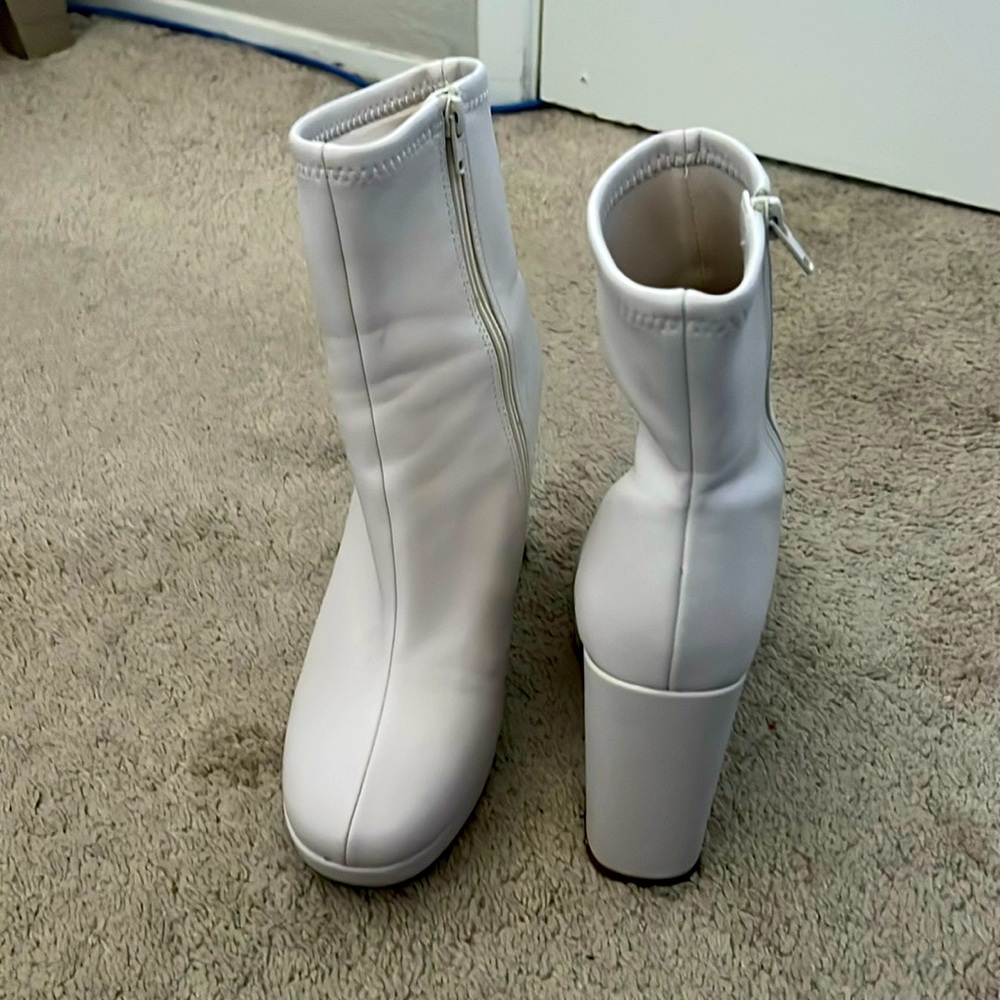 Short cream boots